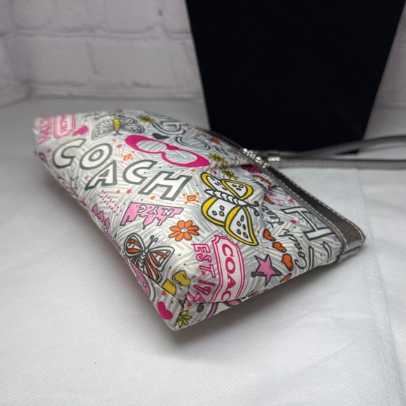 Coach Poppy Butterfly Graffiti Satan Wristlet Hangtag Silver Metallic LeatherEUC - Picture 8 of 16